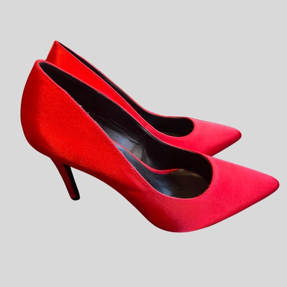 Red Pointy pumps - Picture 2 of 3